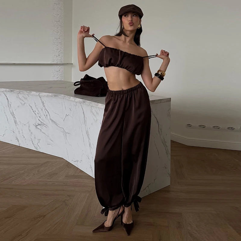 Elegant satin Damen-Set by JWANOFFIZIELL featuring a stylish two-piece satin pajama set with a relaxed fit and silky finish.