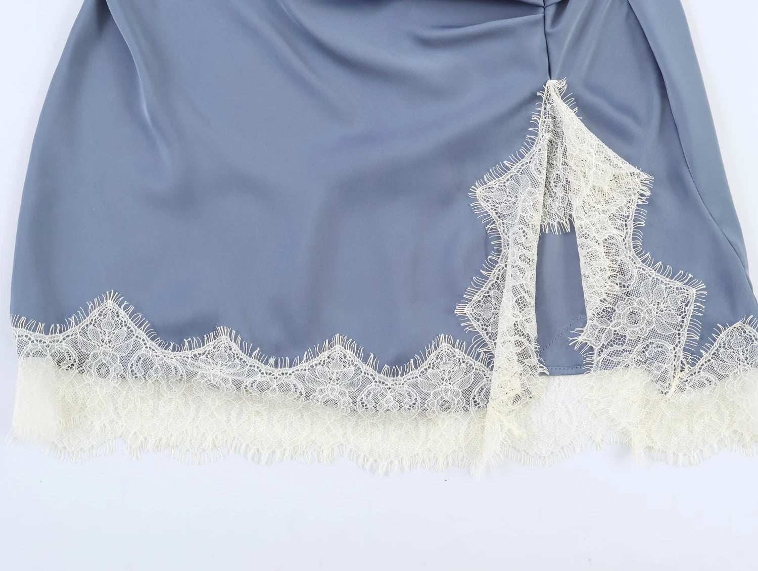 Spitzen-Minikleid mit Schlitz - JWANOFFIZIELL