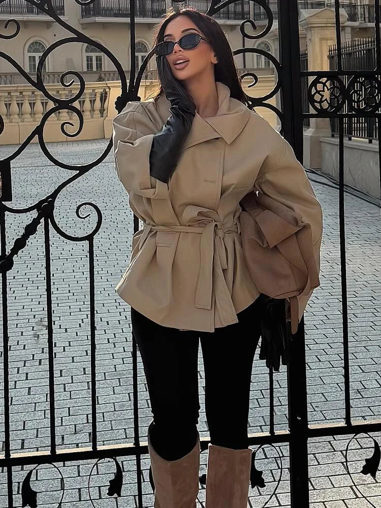 Elegantes Windbreaker-Set mit Gürtel – Taillierter Trenchcoat & Shorts für Business & Street