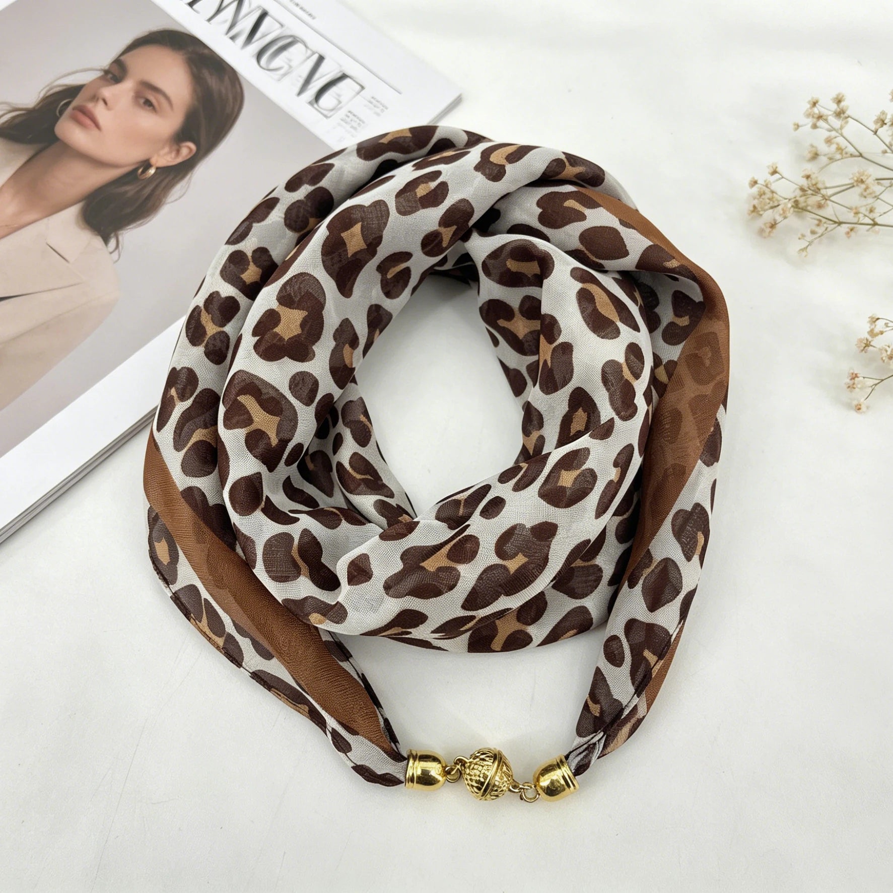 Leo-Print Chiffon-Halstuch mit Magnetverschluss - JWANOFFIZIELL