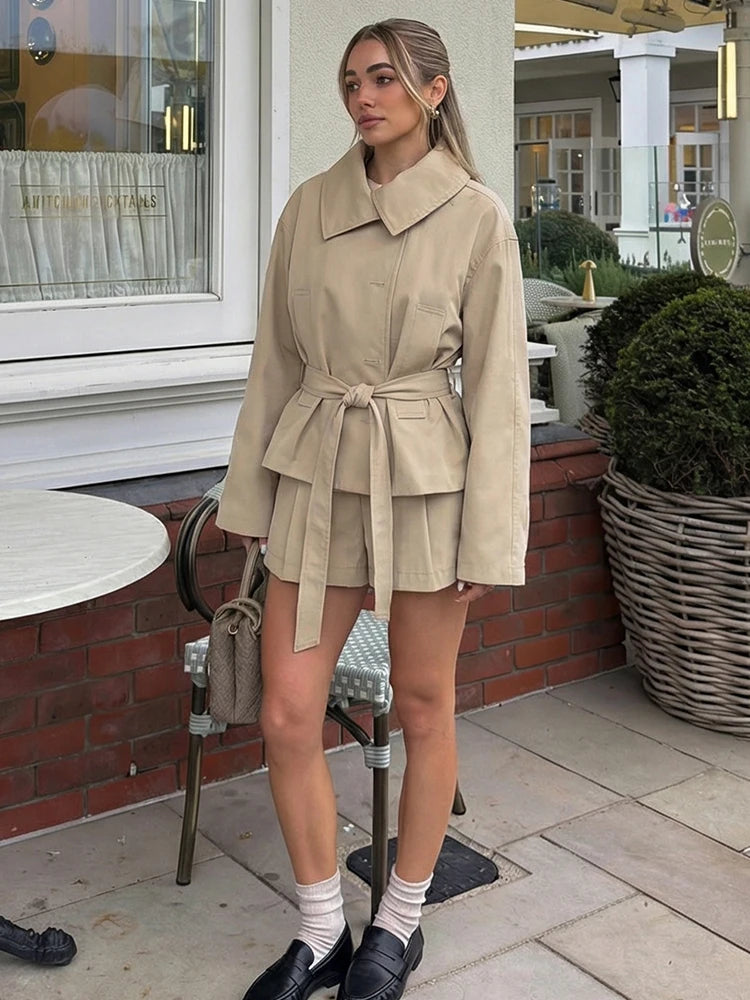Elegantes Windbreaker-Set mit Gürtel – Taillierter Trenchcoat & Shorts für Business & Street