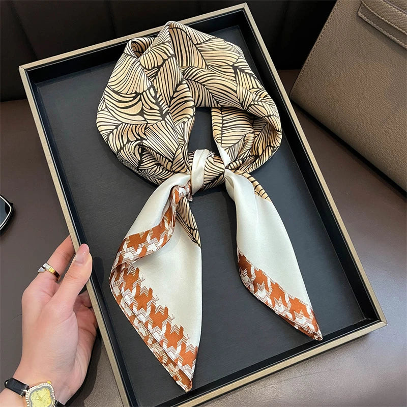 Luxuriöses Satin-Seidentuch Damen – Quadratisches Markentuch mit Blumenmuster