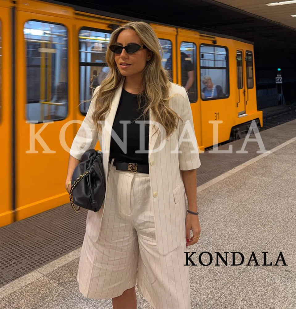 Trendiges Blazer-Set mit Streifenmuster & Gürtel – Blazer & Shorts für den Sommer