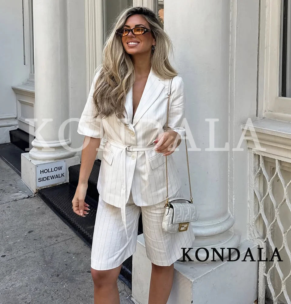 Trendiges Blazer-Set mit Streifenmuster & Gürtel – Blazer & Shorts für den Sommer