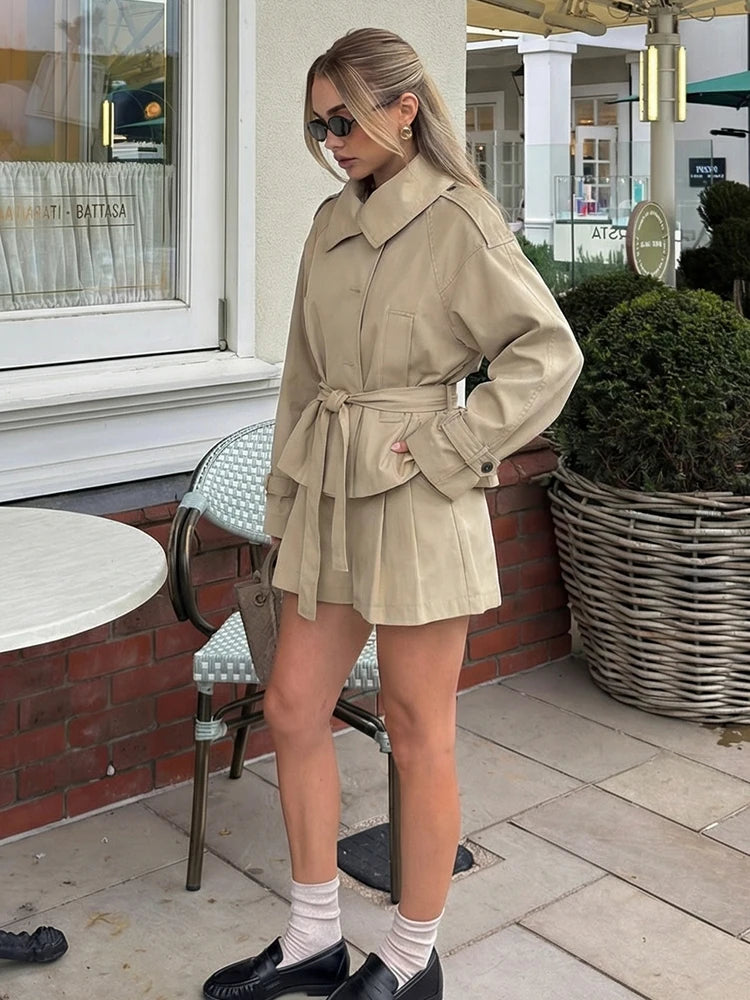 Elegantes Windbreaker-Set mit Gürtel – Taillierter Trenchcoat & Shorts für Business & Street
