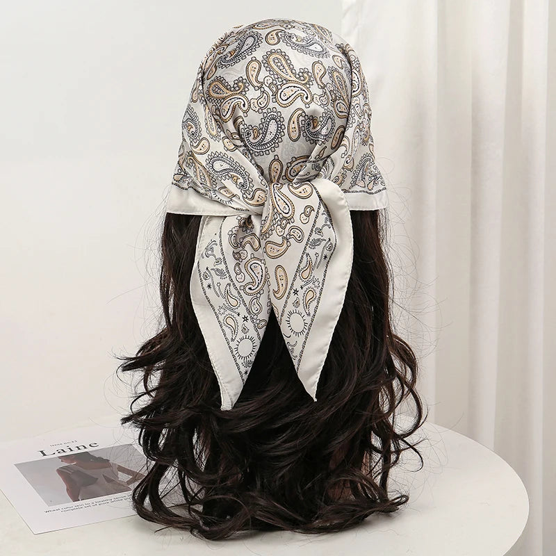 Boho Satin Seidentuch Damen – Quadratisches Kopftuch mit Blumen & Tropenmuster