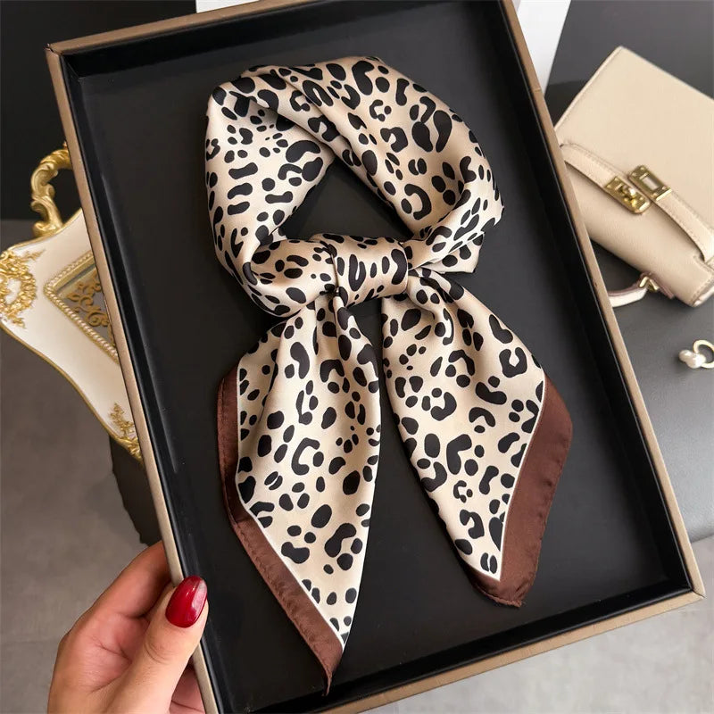 Luxuriöses Satin-Seidentuch Damen – Quadratisches Markentuch mit Blumenmuster