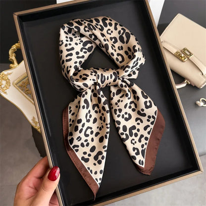 Luxuriöses Satin-Seidentuch Damen – Quadratisches Markentuch mit Blumenmuster