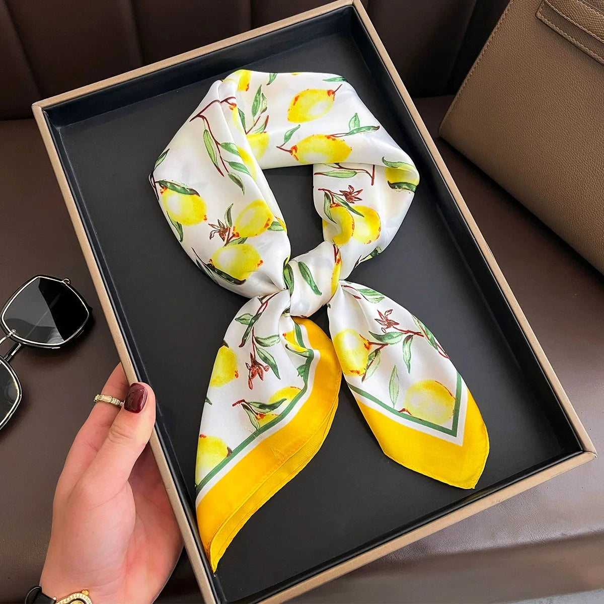 Luxuriöses Satin-Seidentuch Damen – Quadratisches Markentuch mit Blumenmuster