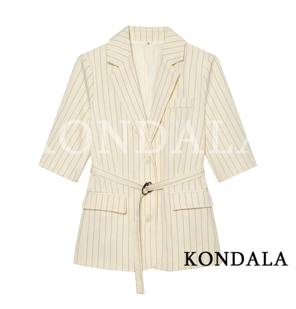 Trendiges Blazer-Set mit Streifenmuster & Gürtel – Blazer & Shorts für den Sommer