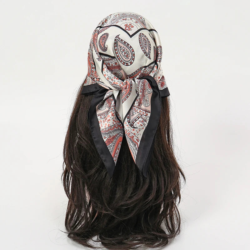 Boho Satin Seidentuch Damen – Quadratisches Kopftuch mit Blumen & Tropenmuster
