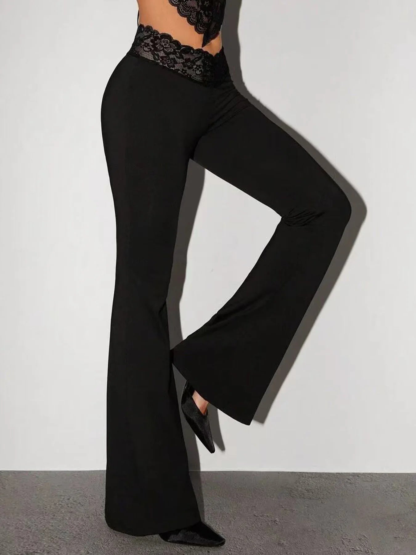 Schwarze Low-Waist-Schlaghose Damen – Spitzen-Details Slim Fit Figurformend