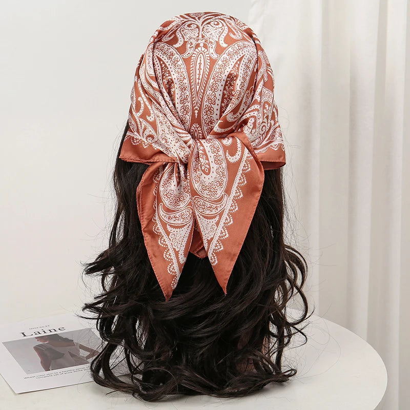 Boho Satin Seidentuch Damen – Quadratisches Kopftuch mit Blumen & Tropenmuster
