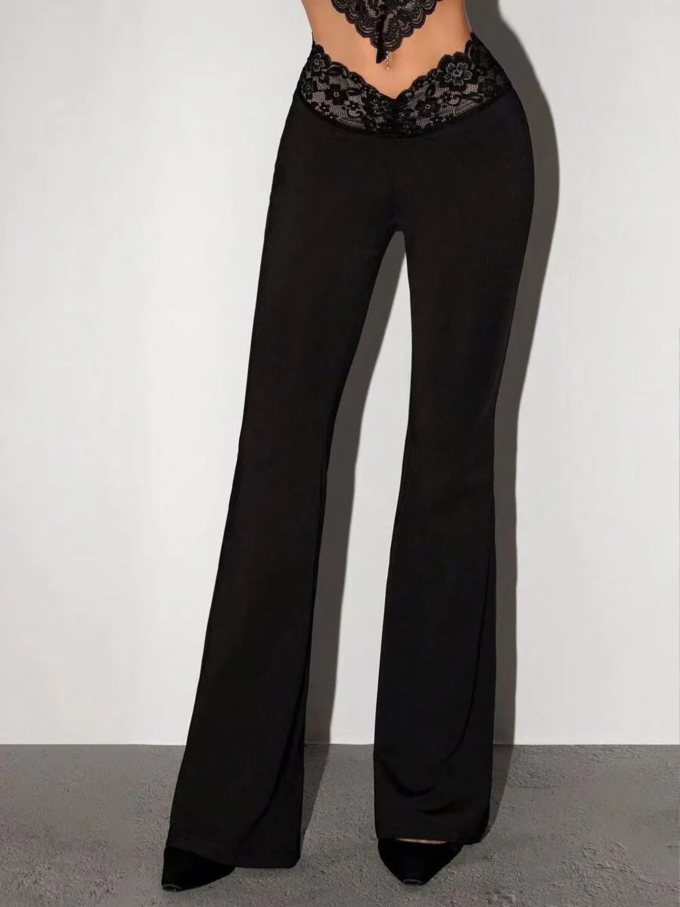 Schwarze Low-Waist-Schlaghose Damen – Spitzen-Details Slim Fit Figurformend