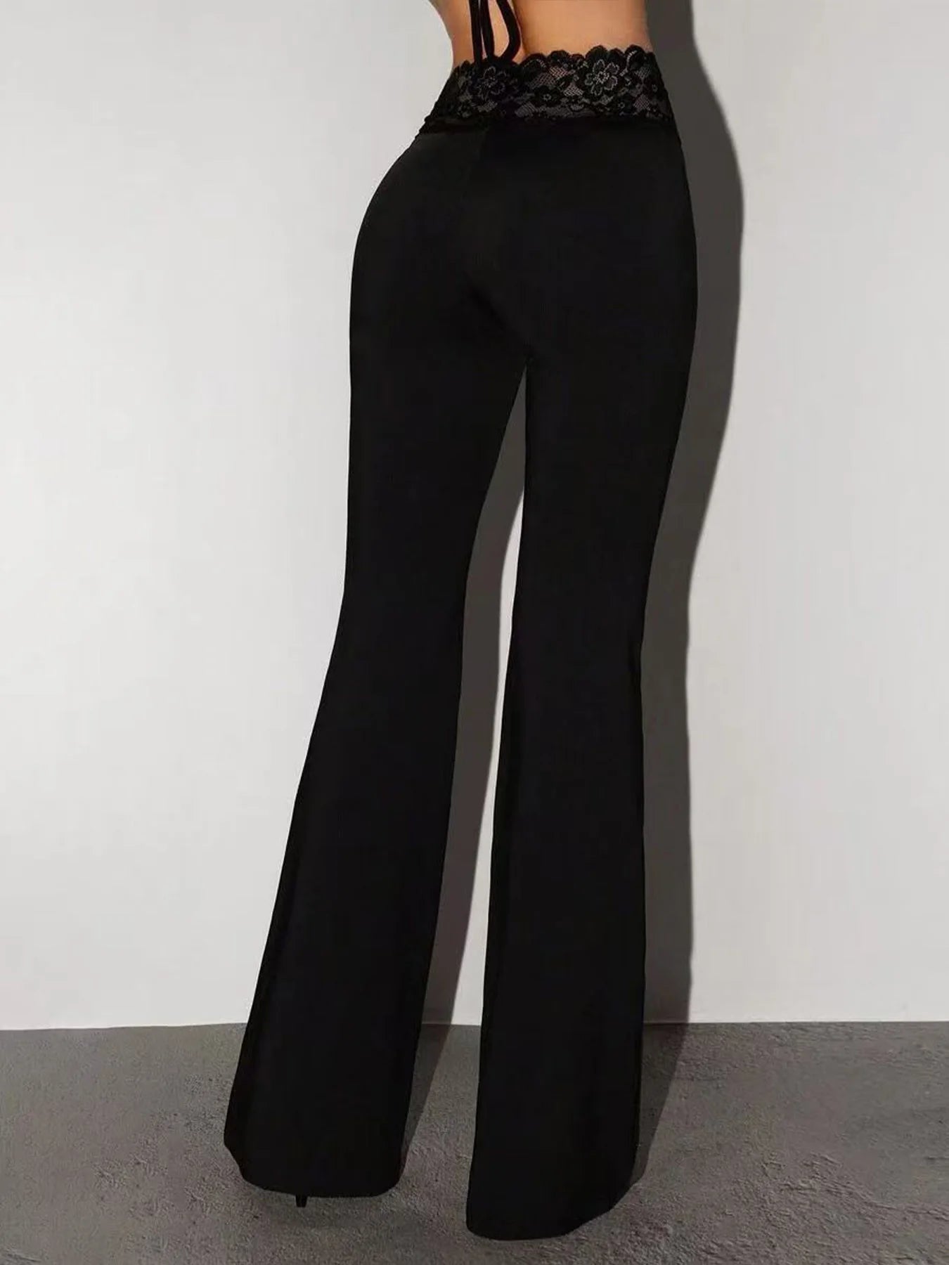 Schwarze Low-Waist-Schlaghose Damen – Spitzen-Details Slim Fit Figurformend